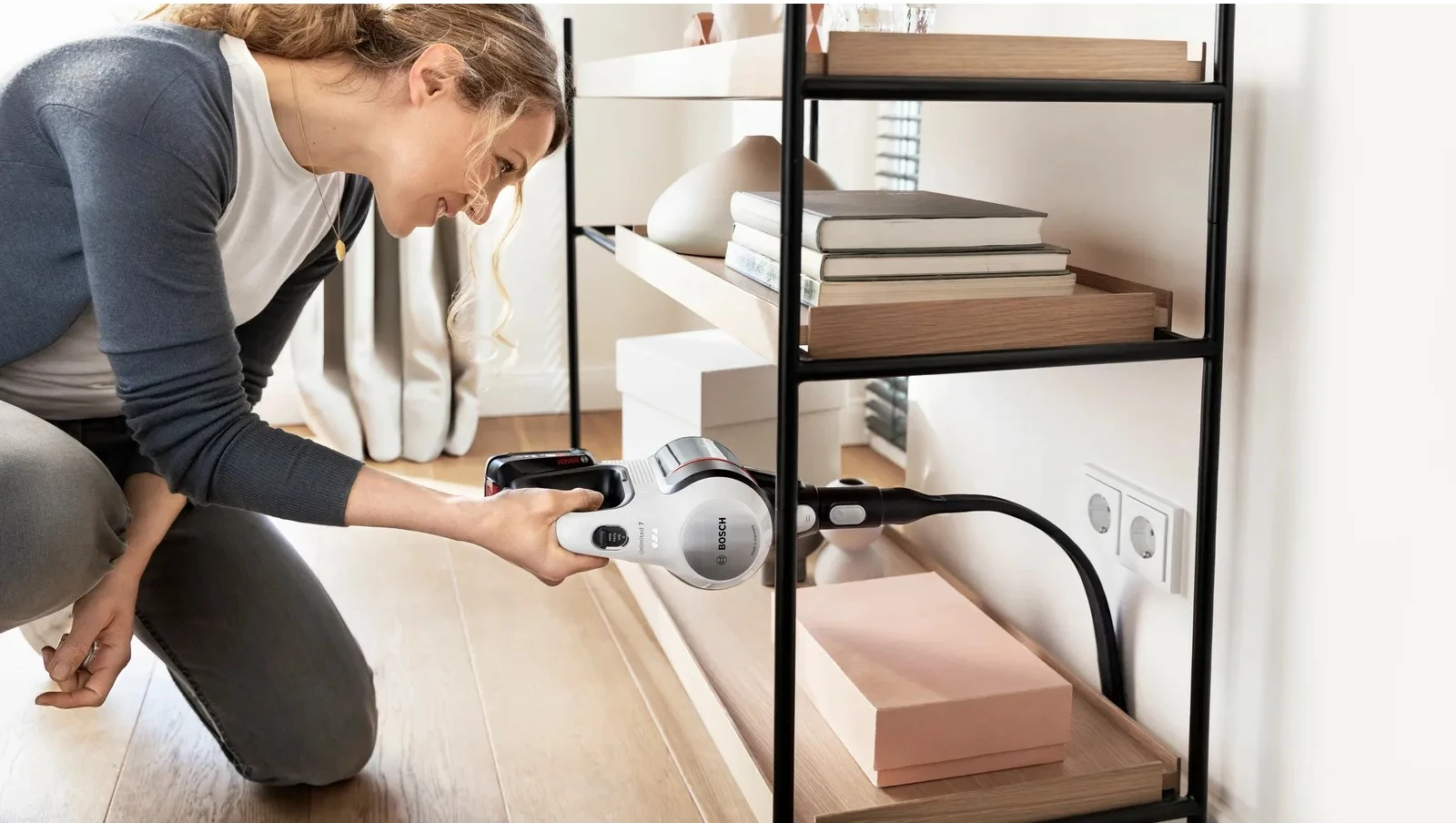 Fshesë me korrent Bosch BSS715CARP, pa qese, 0.3L, 18V, e zezë/argjendtë/e bardhë