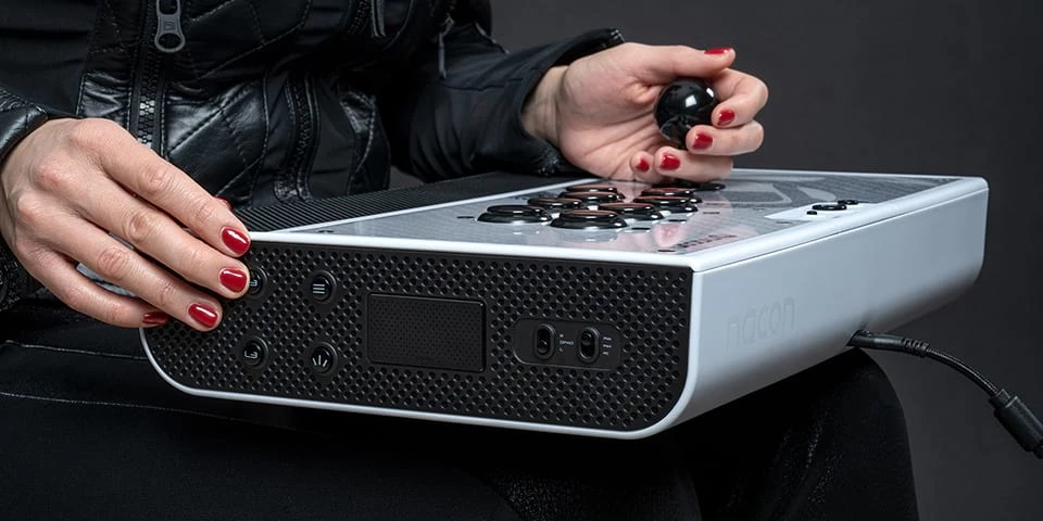 Arcade stick Nacon Daija për PS5, SANWA butona, USB-C, 3 m kabllo, bardhë/zi, set me 2 koka shkopi + vegla