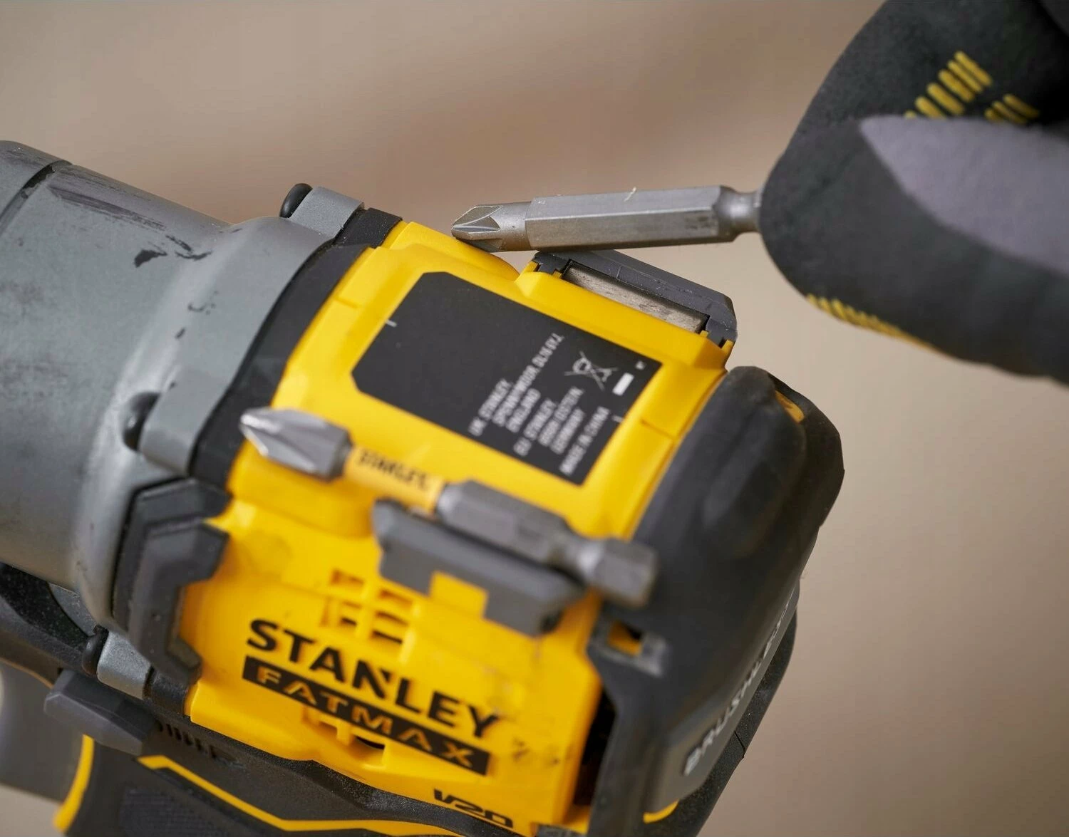 Shurupavërtëse me goditje Stanley FatMax V20 SFMCF830D2K-QW 18 V, brushless, 2x2.0 Ah, 1/4\" HEX, set me 2 bateri + karikues + valixhe, e verdhë/zezë