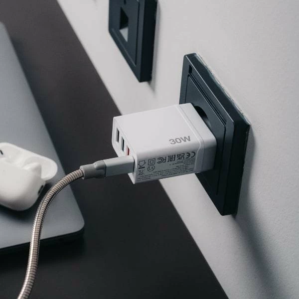 Karikues muri Verbatim CHR-30EU2 (49701) 30W, 1x USB-C PD 20W + 3x USB-A (QC 3.0 18W + 2x 10W), prizë EU, i bardhë
