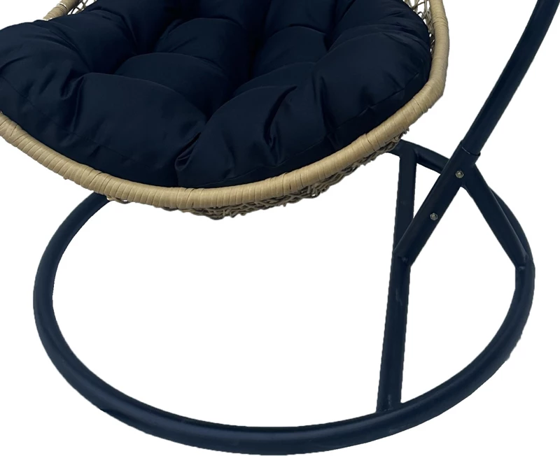 Karrige lëkundëse varëse Soleil, metal i zi, ratan natyral, jastëk i zi, 120x95x195cm