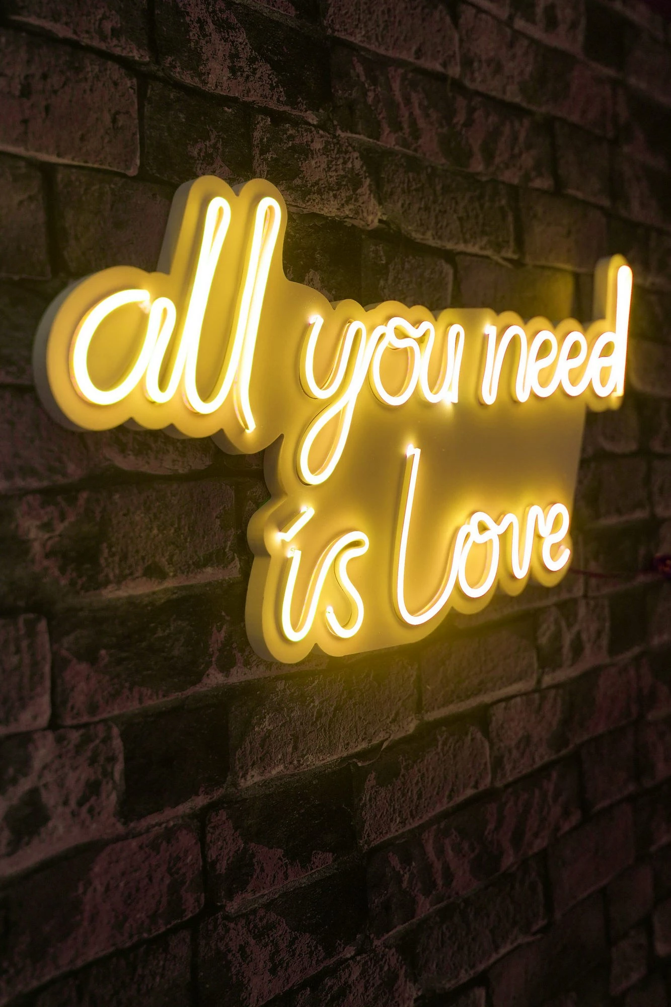 Dritë dekorative LED në mur, 'all you need is love', plastikë, ngjyrë e verdhë