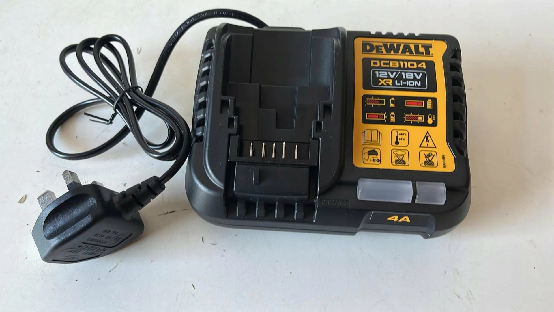 Karikues i shpejtë baterie DeWalt DCB1104 10.8-18V 4A