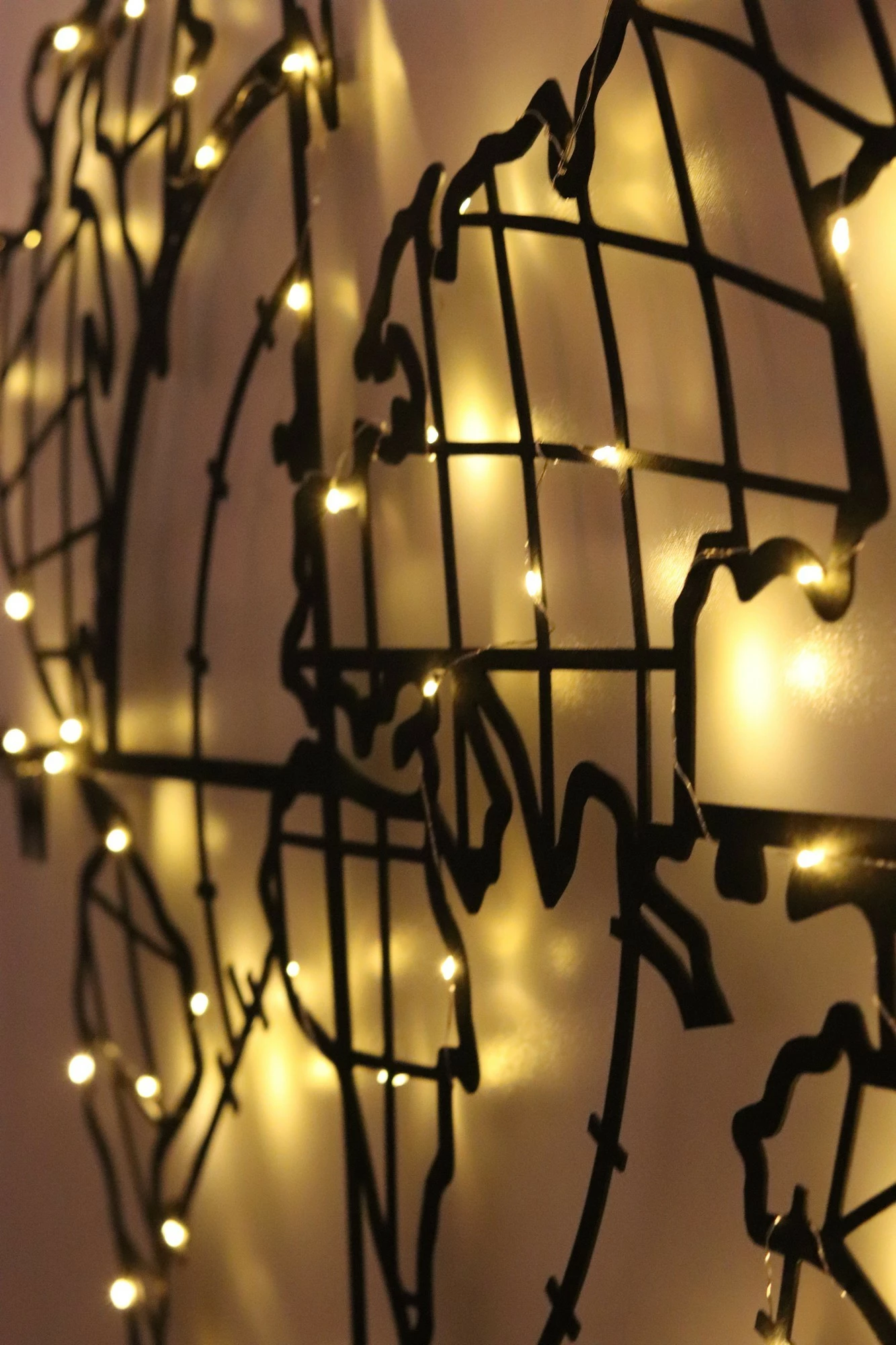 Aksesor dekorativ metalik për mur, hartë bote me busull dhe LED, ngjyrë e zezë