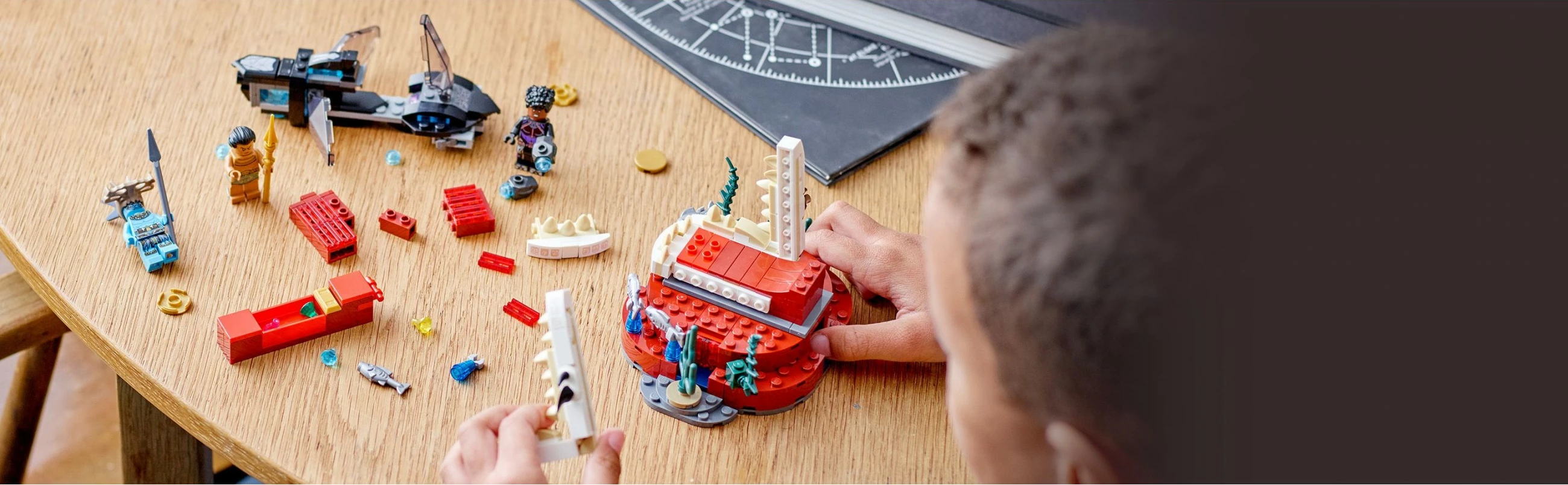 Set ndërtimi LEGO Marvel Avengers King Namor’s Throne Room, 355 pjesë, shumëngjyrësh