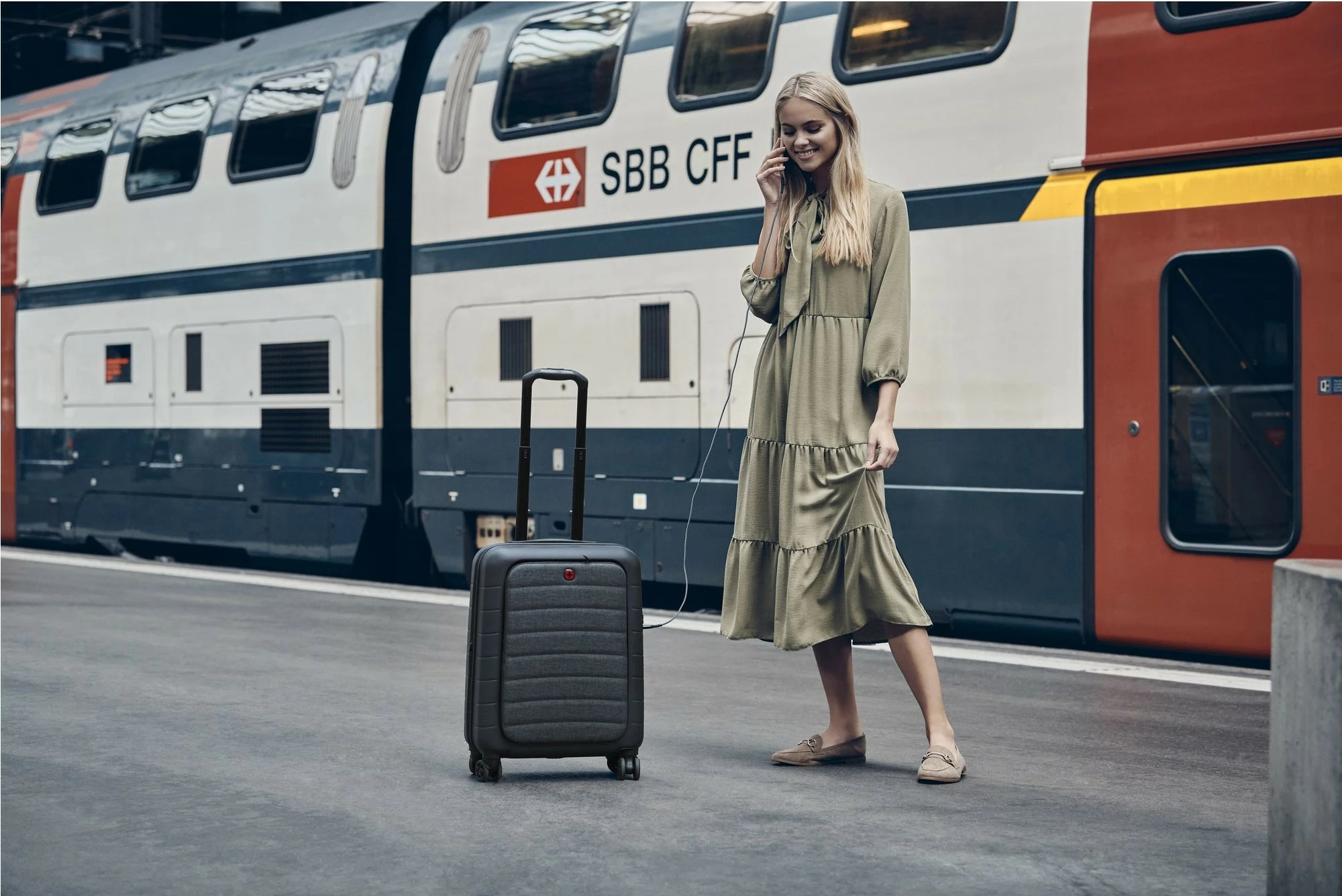 Kasë udhëtimi Wenger Syntry Carry-On me ndarje për laptop, e zezë/gri