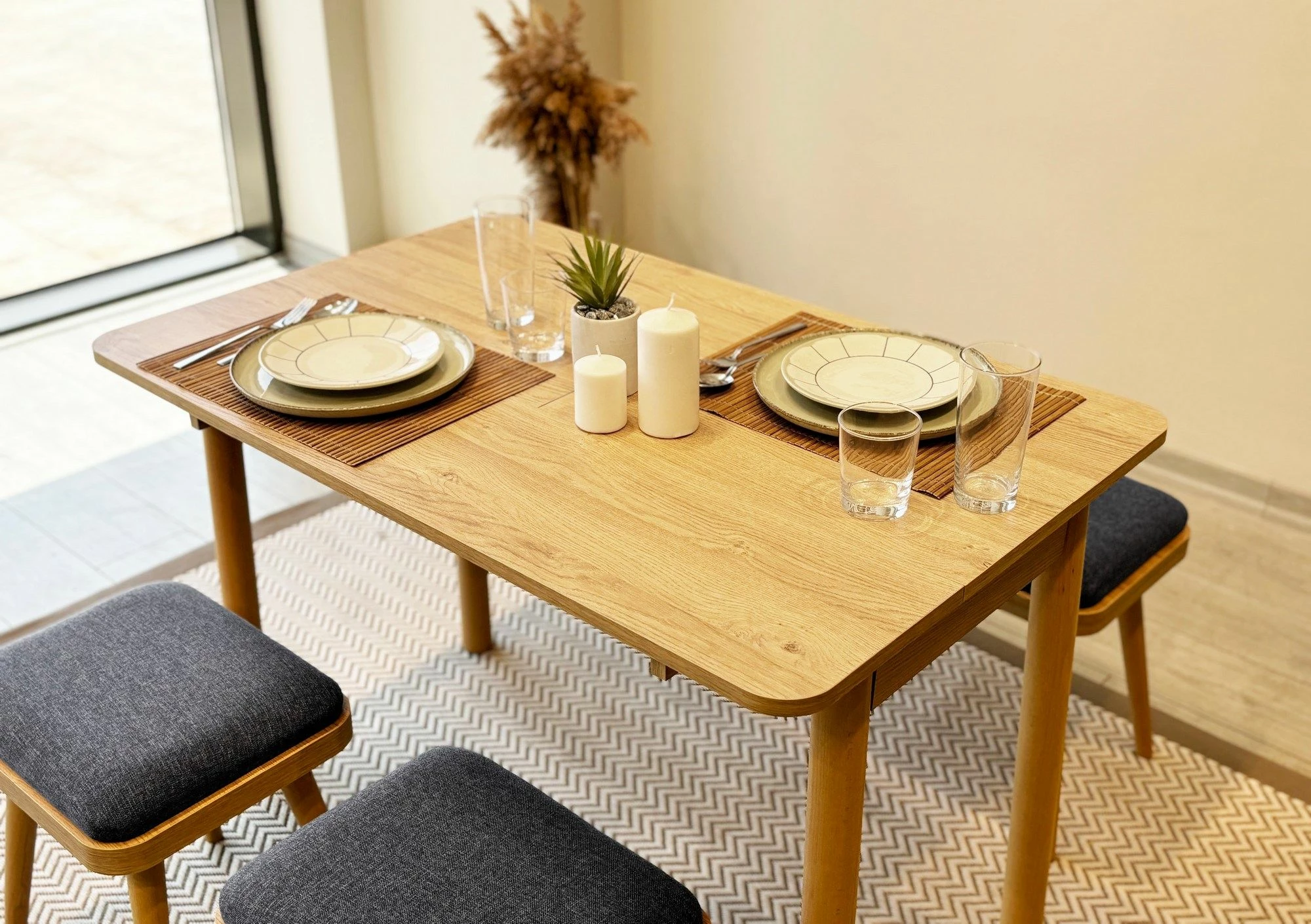 Tavolinë me karrige, set 6 pjesësh, ngjyrë lis dhe antracit, Vina Mini 06 1053