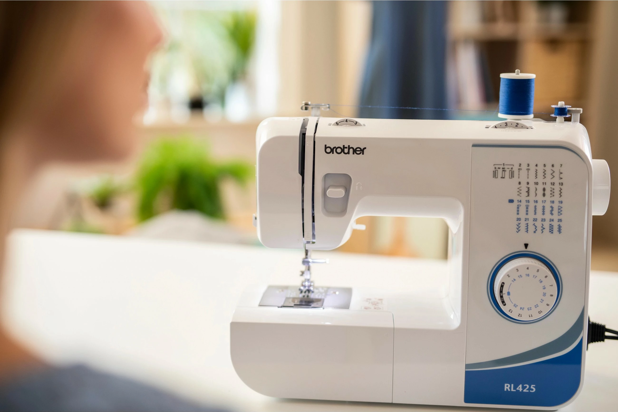 Makine qepëse Brother RL425 mekanike, e bardhë/blu