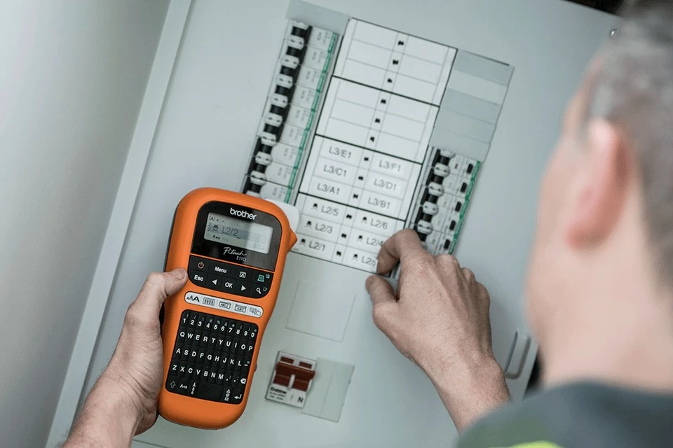 Printer etiketa Brother PT-E110, QWERTY, 180x180 DPI, portokalli