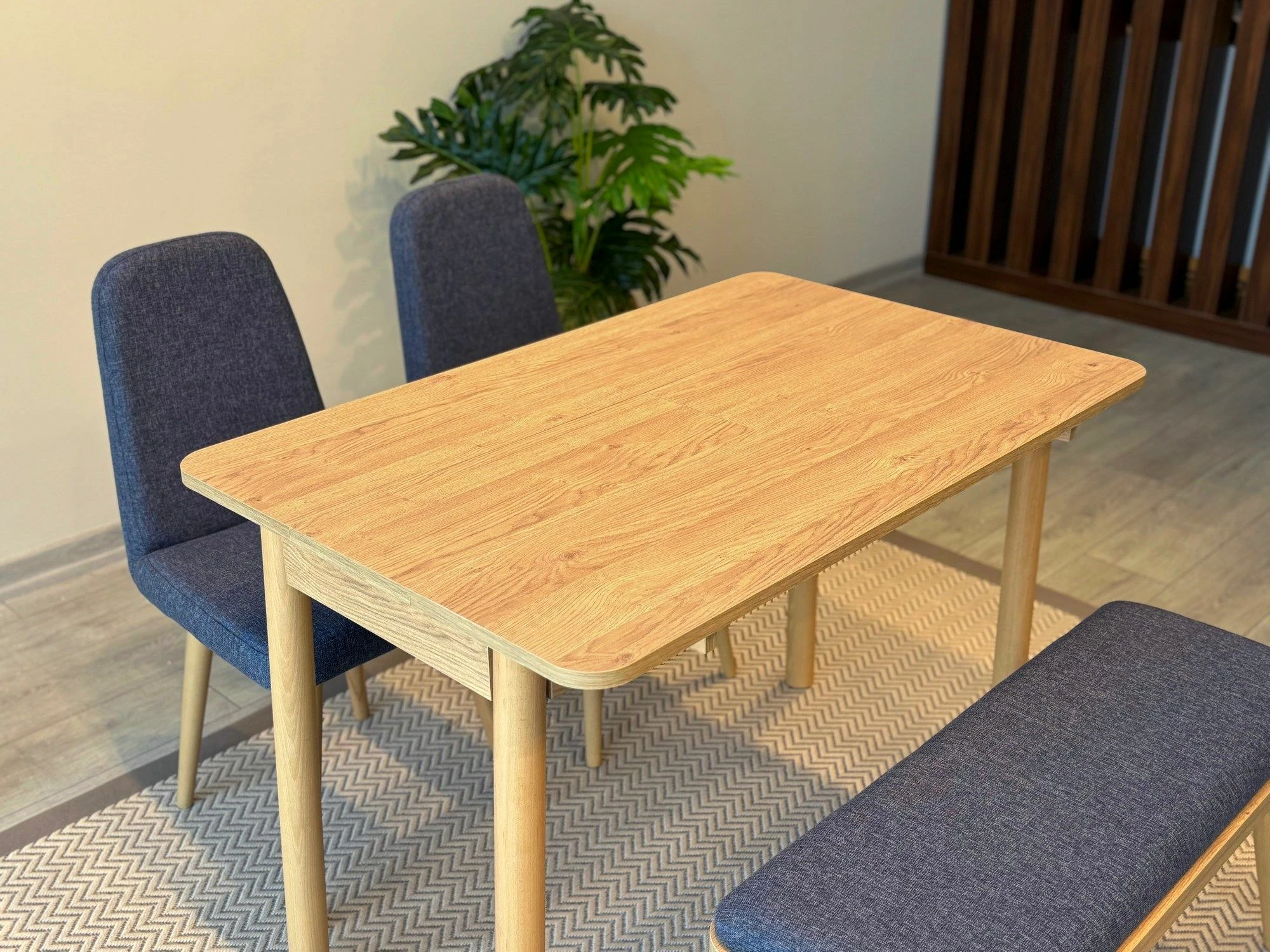 Tavolinë me karrige, zgjatshme, 4 pjesë, ngjyrë lis dhe kaltër e errët, Vina Mini 01 1048