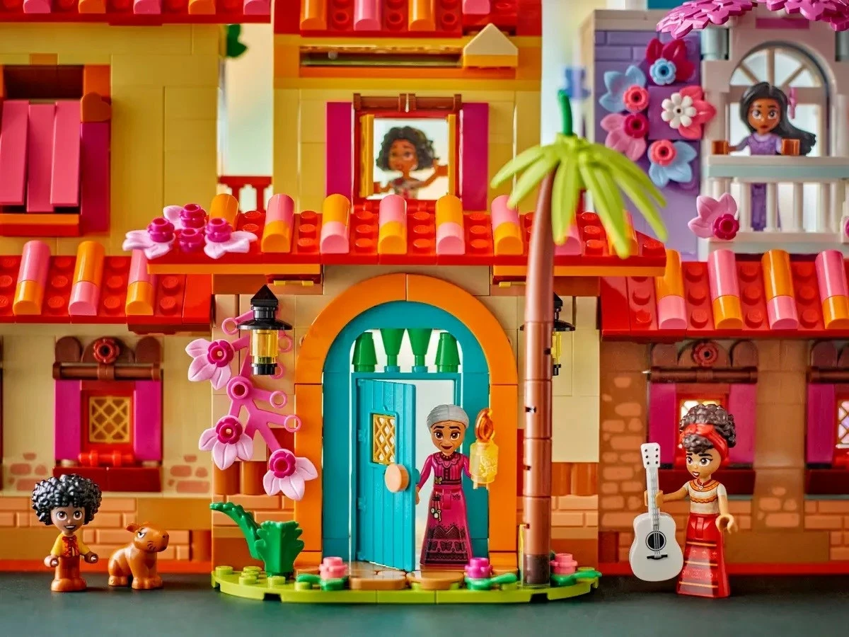 Set LEGO Disney 43245 Shtëpia Magjike Madrigal