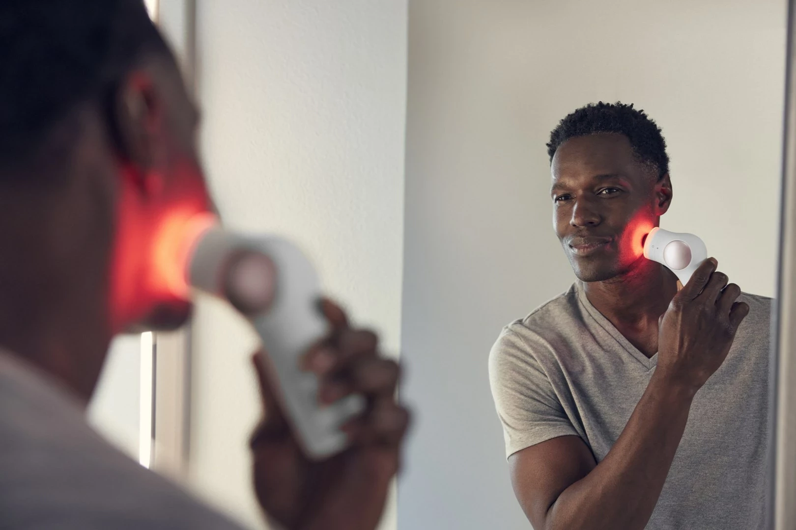 Pajisje për kujdesin e fytyrës Therabody TheraFace PRO, e bardhë