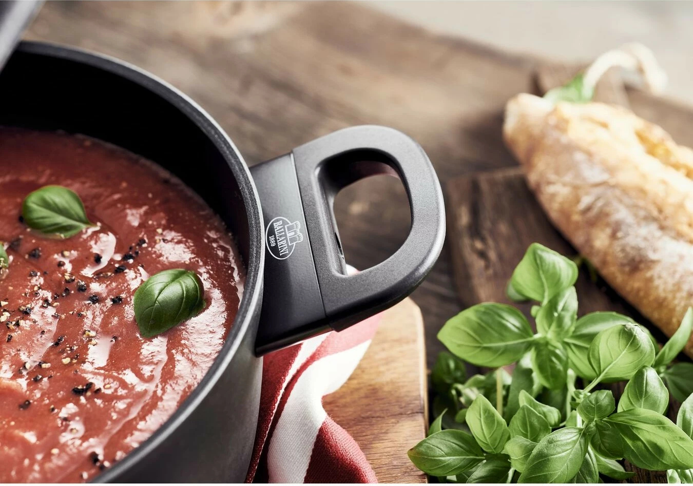 Kasserolle Ballarini AVOLA 20 cm, alumini, kapak xhami, e zezë