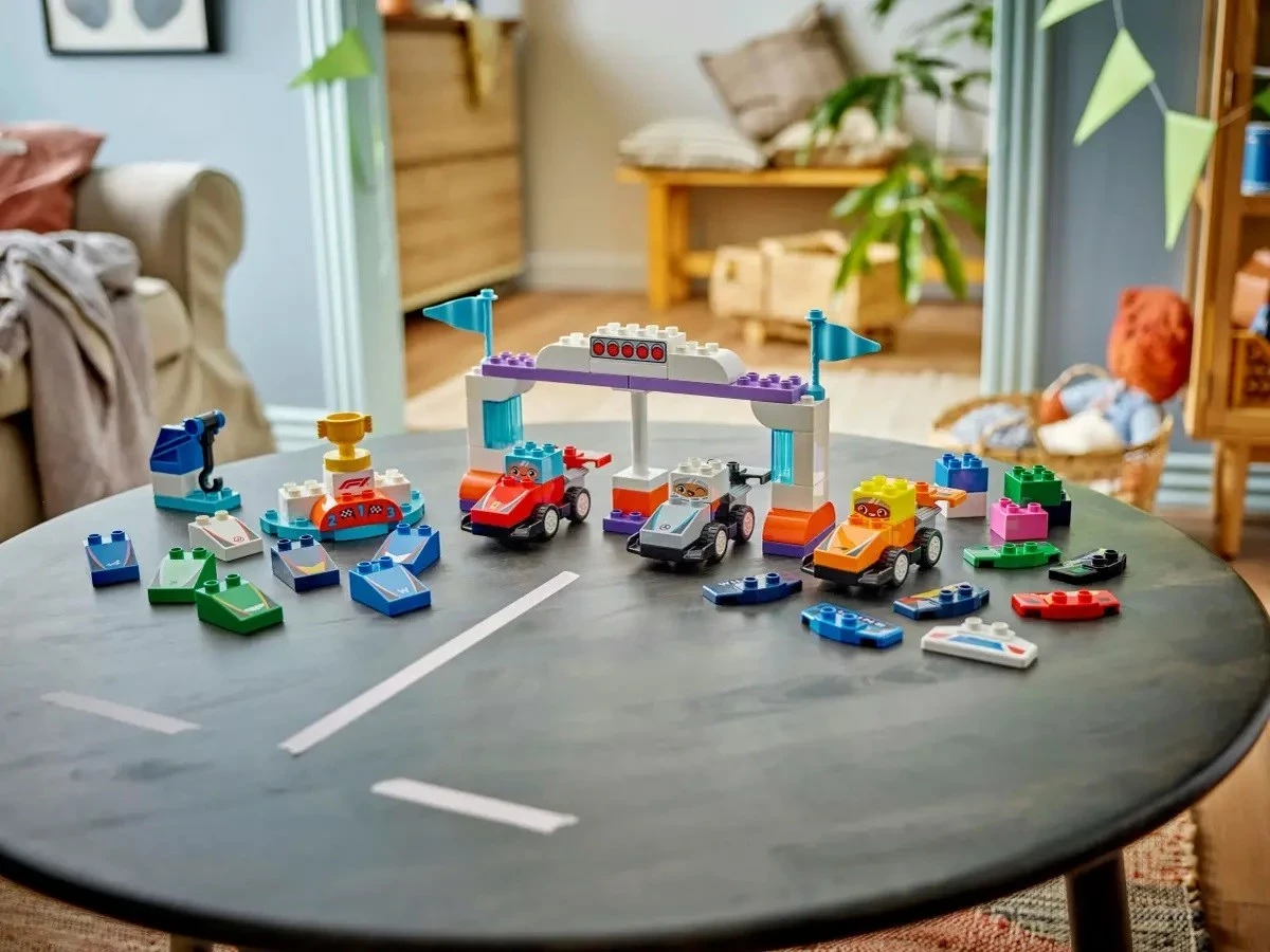 Set LEGO DUPLO 10445, Vetura garuese F1 dhe shoferë