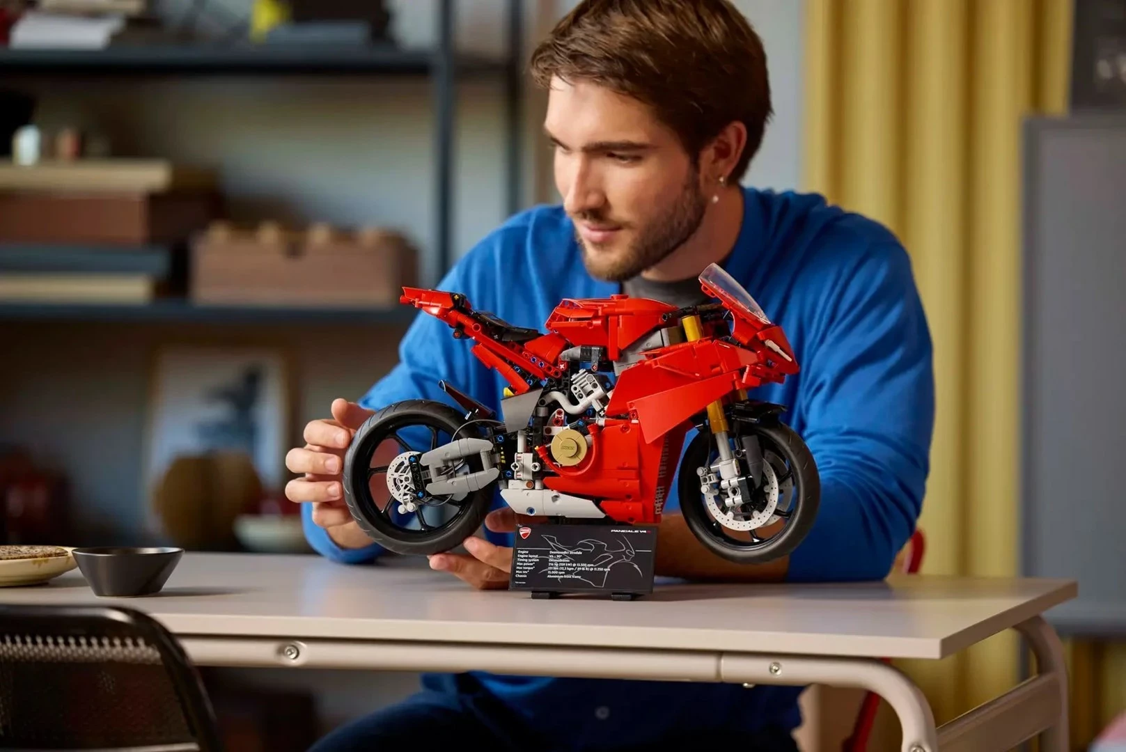 LEGO Technic Ducati Panigale V4 S, Model 42202, e kuqe