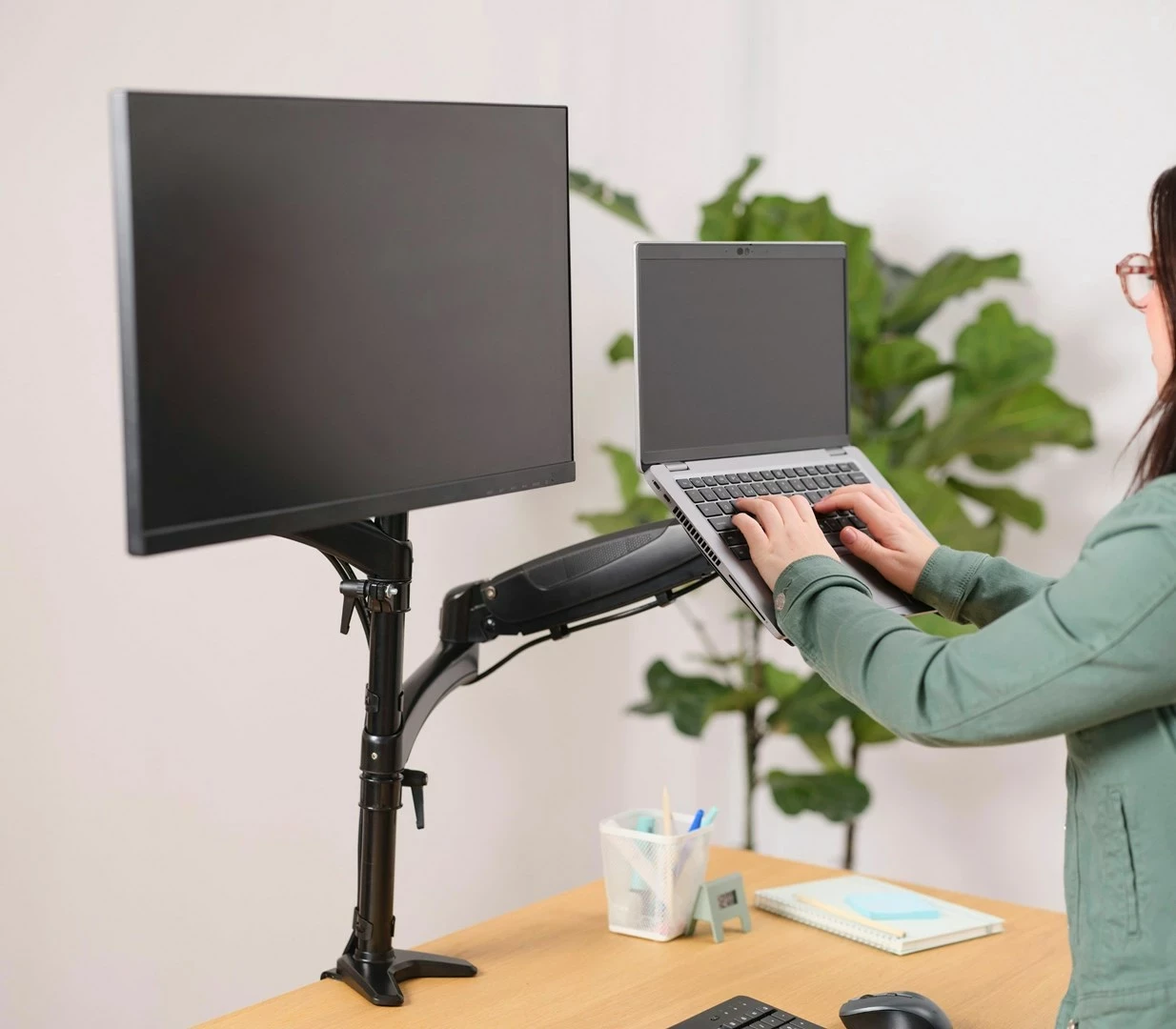 Mbajtës tavoline Trust Mara 81.3 cm (32") i zi