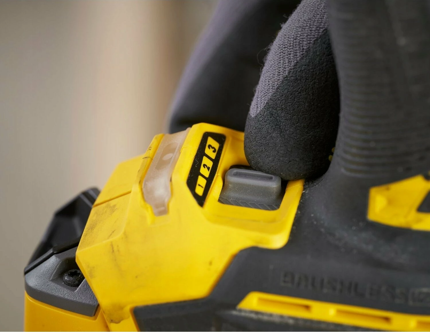 Shurupavërtëse me goditje Stanley FatMax V20 SFMCF830D2K-QW 18 V, brushless, 2x2.0 Ah, 1/4\" HEX, set me 2 bateri + karikues + valixhe, e verdhë/zezë