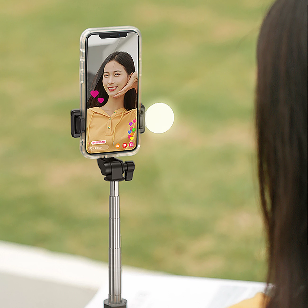 Selfie stick Hurtel WH1YXS tripod teleskopik 1m me llambë LED, mbajtëse telefoni, e zezë