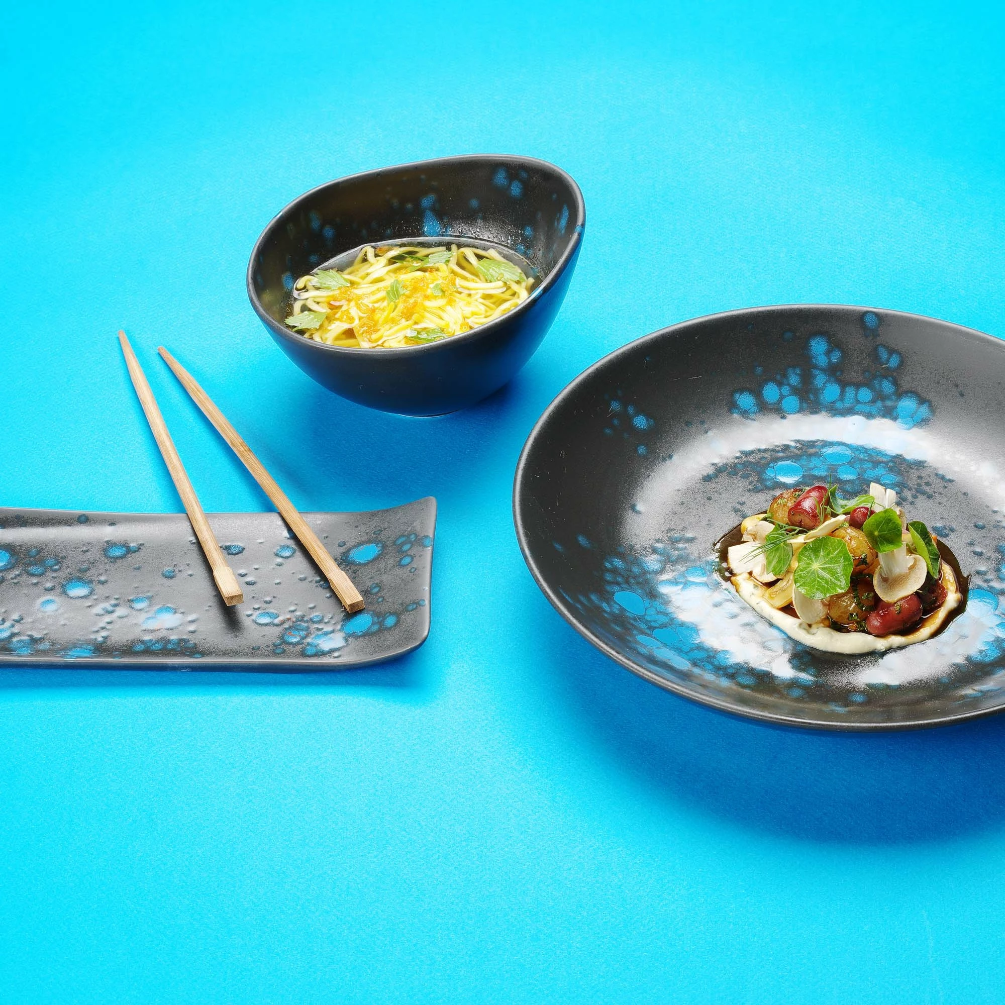 Pjatë nënfilxhani cappuccino Fine Dine Flora 160 mm, e zezë me pika blu, set 6 copë