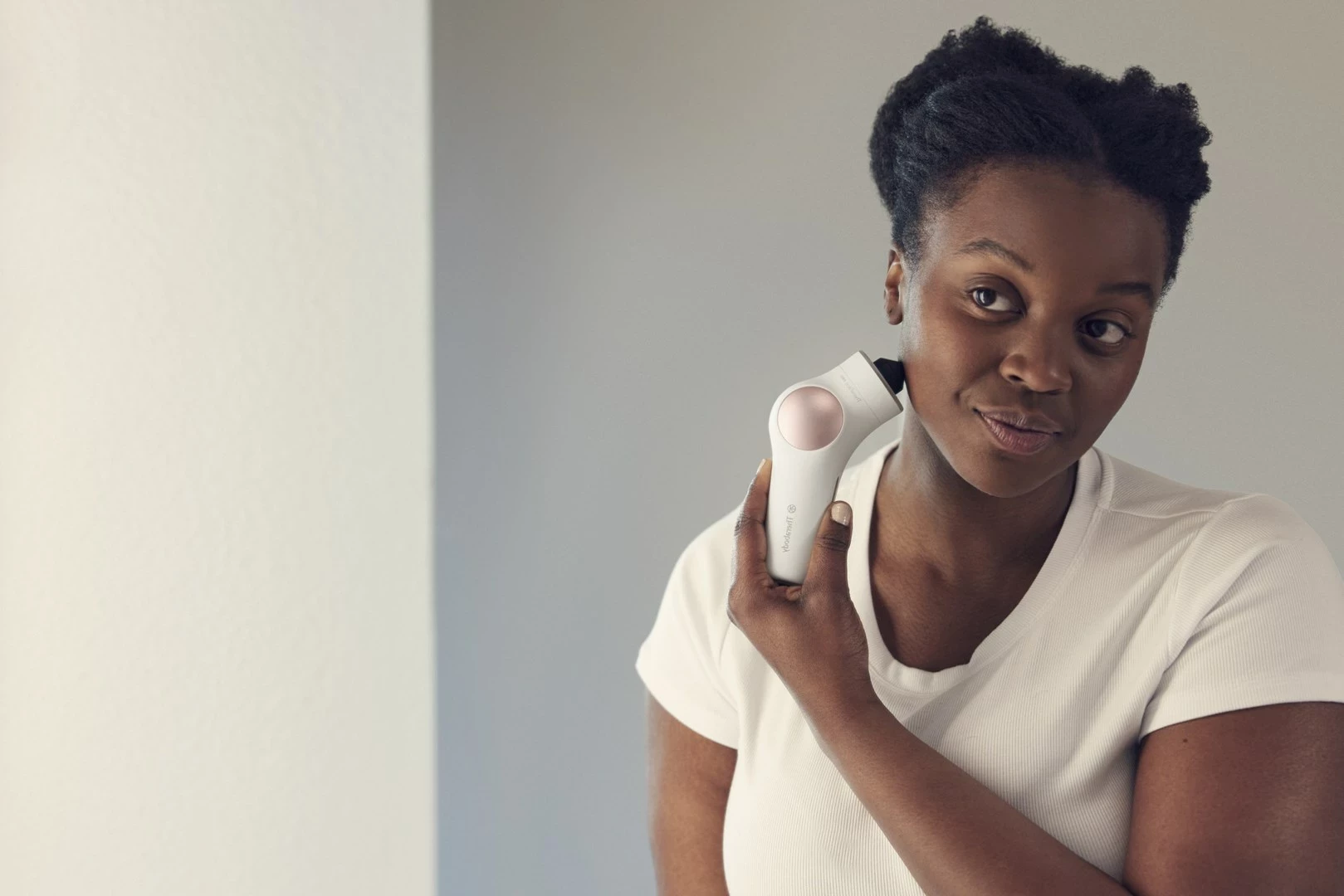 Pajisje për kujdesin e fytyrës Therabody TheraFace PRO, e bardhë