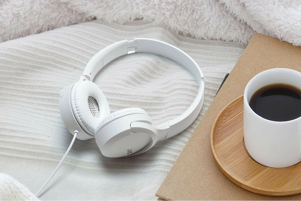 Kufje, JVC, HA-S33UC, USB-C me mikrofon dhe kontroll zëri, kabëll 1.2 m, bardhë