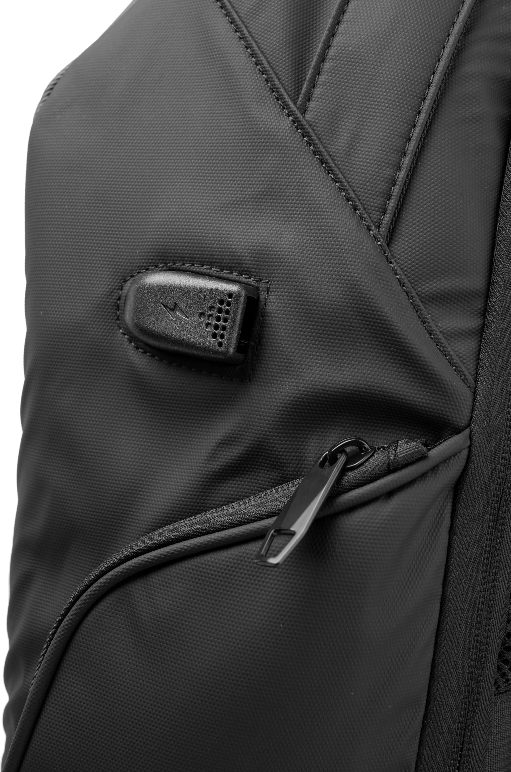 Çantë shpine MOYE Trailblazer Praga për laptop 15.6\", 20-39 L, me portë USB, anti-vjedhje, e zezë