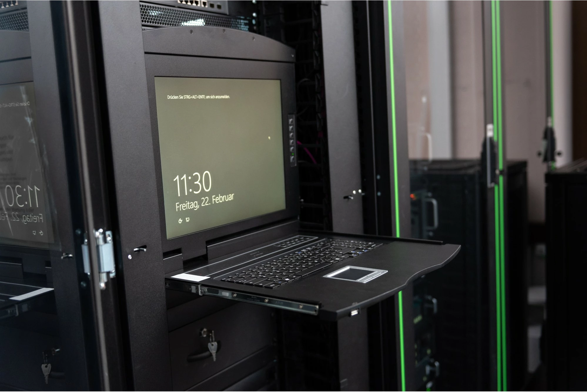 Konzolë rack Digitus 19" LCD, 16-port HDMI KVM, me tastierë US, e zezë