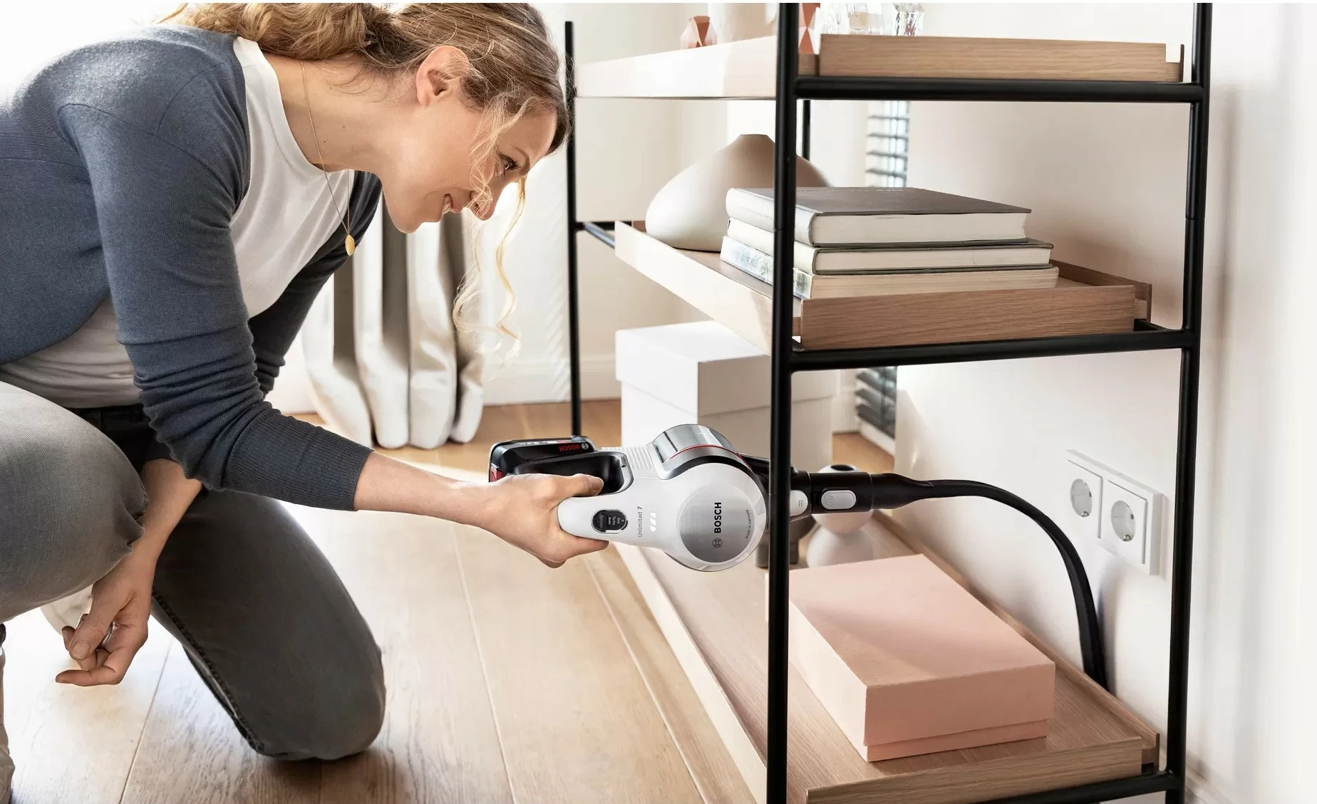 Fshesë stick 2-në-1 Bosch BBS711W, pa qese, 0.3L, e bardhë