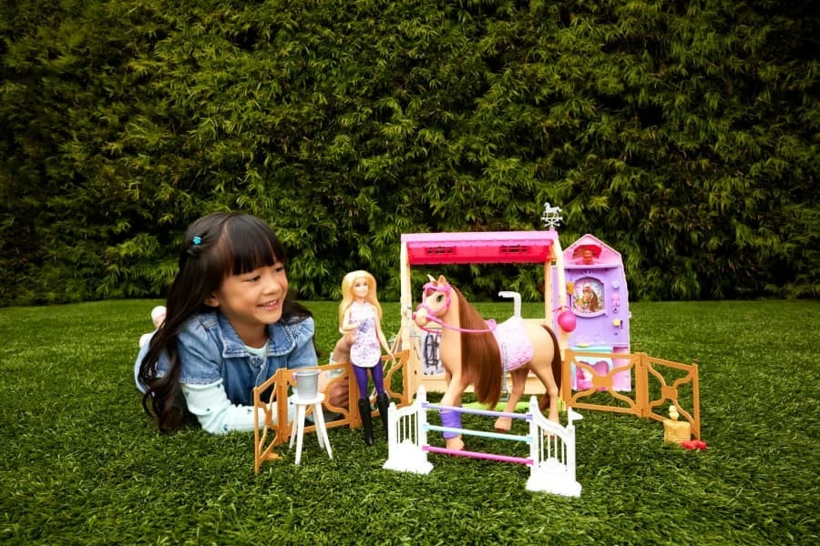 Set lodrash Barbie Mattel HXJ44 me stallë, kalë dhe 25 aksesorë, për vajza
