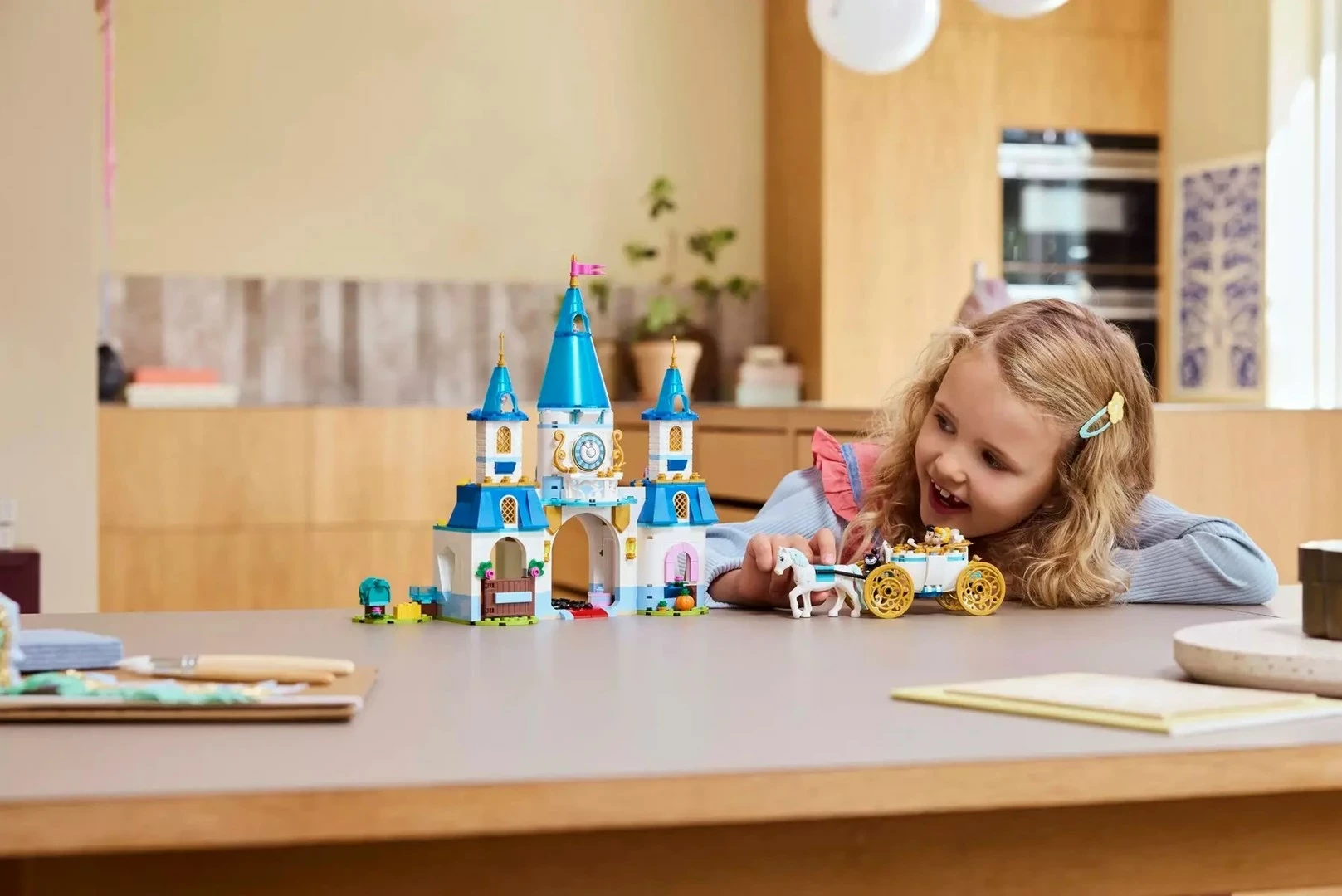 Set LEGO Disney Princess 43275, Kalaja dhe Karroca e Hirushes