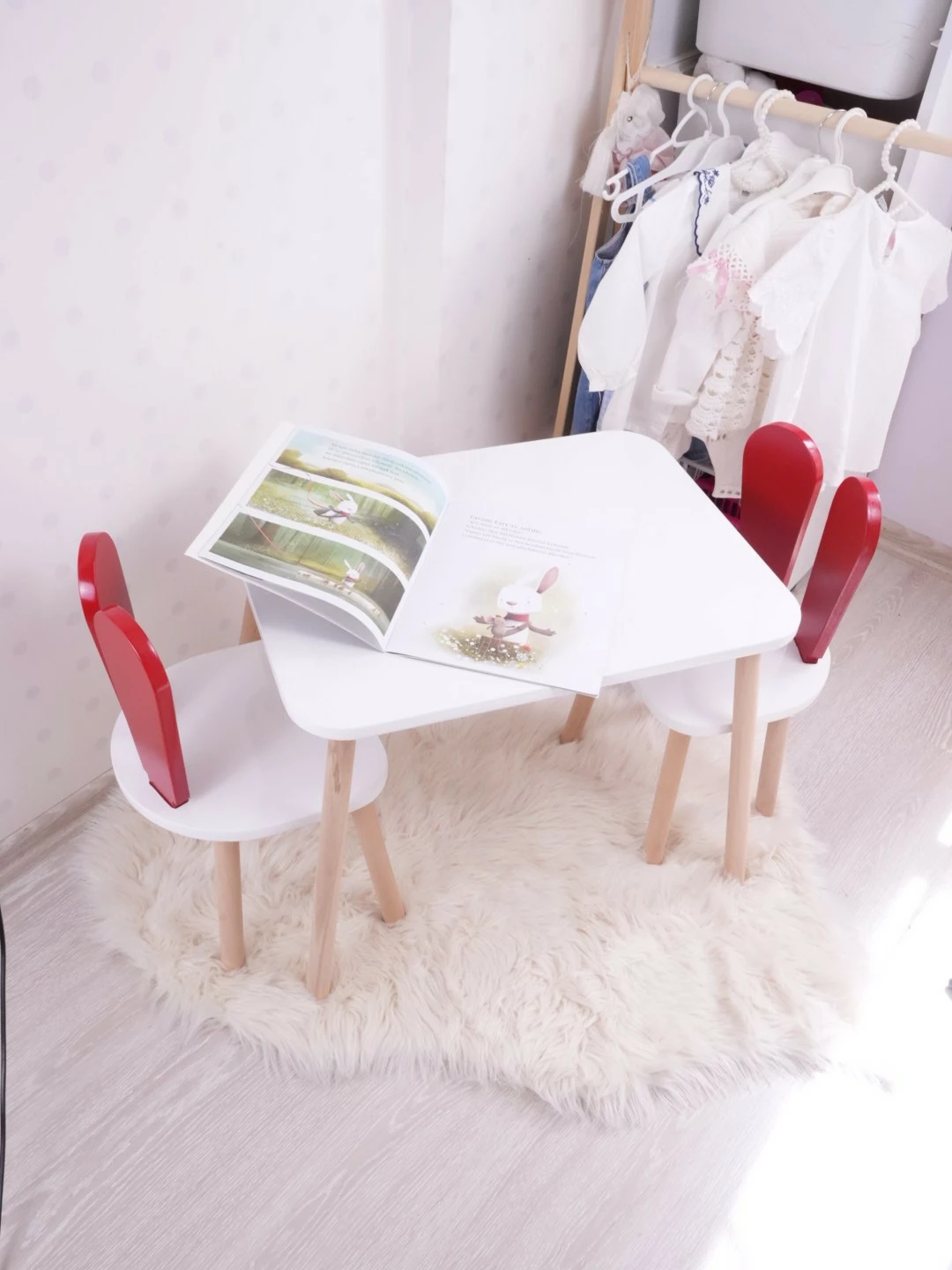 Set tavoline për fëmijë Hanah Home, dy karrige lepurush, e kuqe, e bardhë