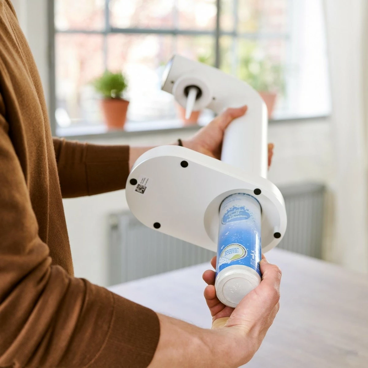 Saturator uji Brita sodaONE, plastikë, 1L, i bardhë, me cilindër CO2 dhe shishe PET