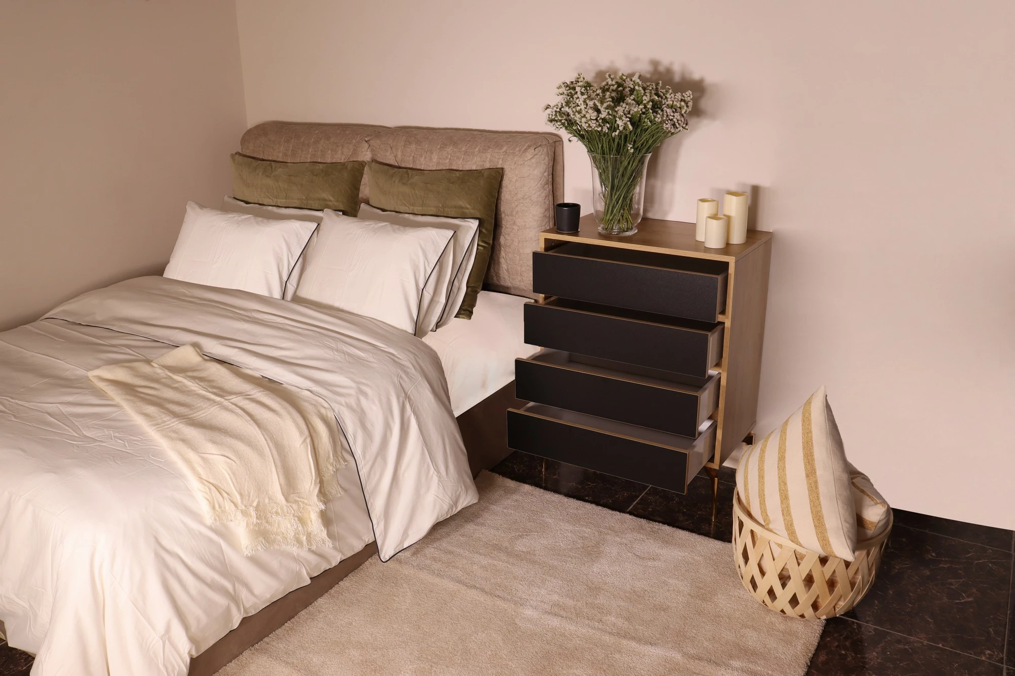 Komodë moderne, ngjyrë lis dhe e zezë, Skye Decor YUNA, 70x40x86 cm