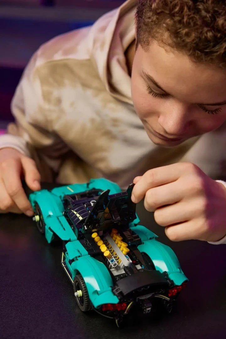 Set LEGO Technic Aston Martin Valkyrie 42208, 707 pjesë, për moshën 9+