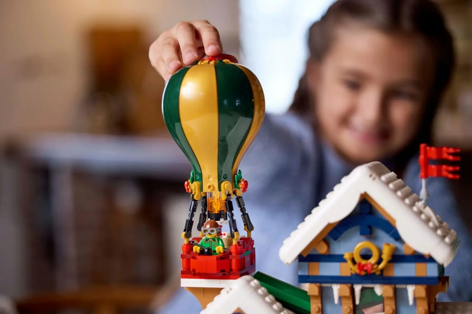 Set LEGO ICONS 10339 Santa's Post Office, 5 minifigura