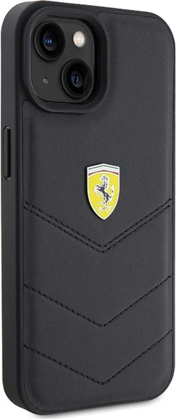 Mbështjellës Ferrari Quilted Metal Logo për iPhone 15, eko-lëkurë, i zi