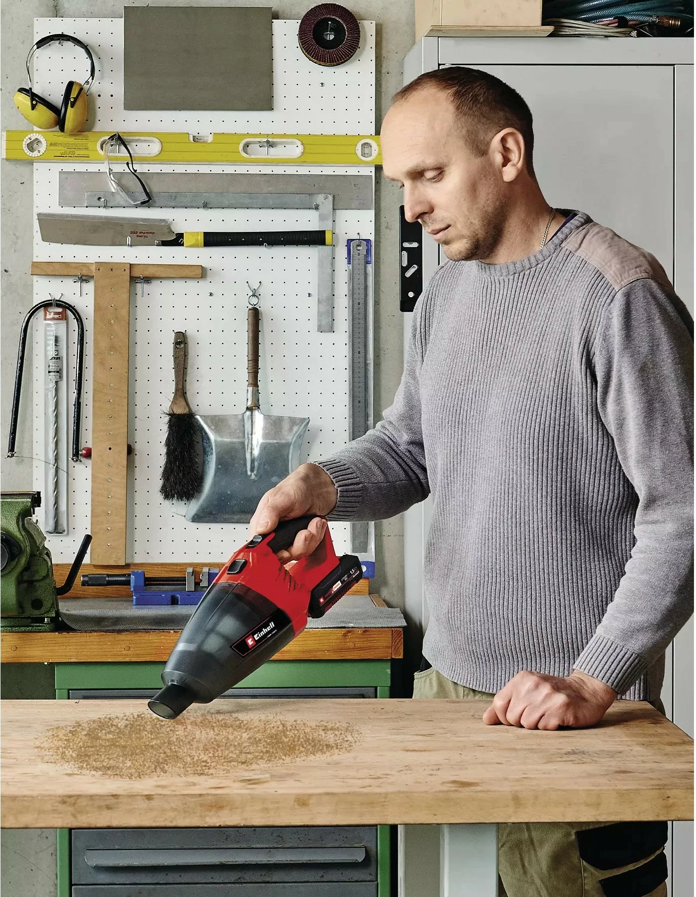 Fshesë dore Einhell TE-VC 18 Li solo, 18V, pa qese, zi/kuqe