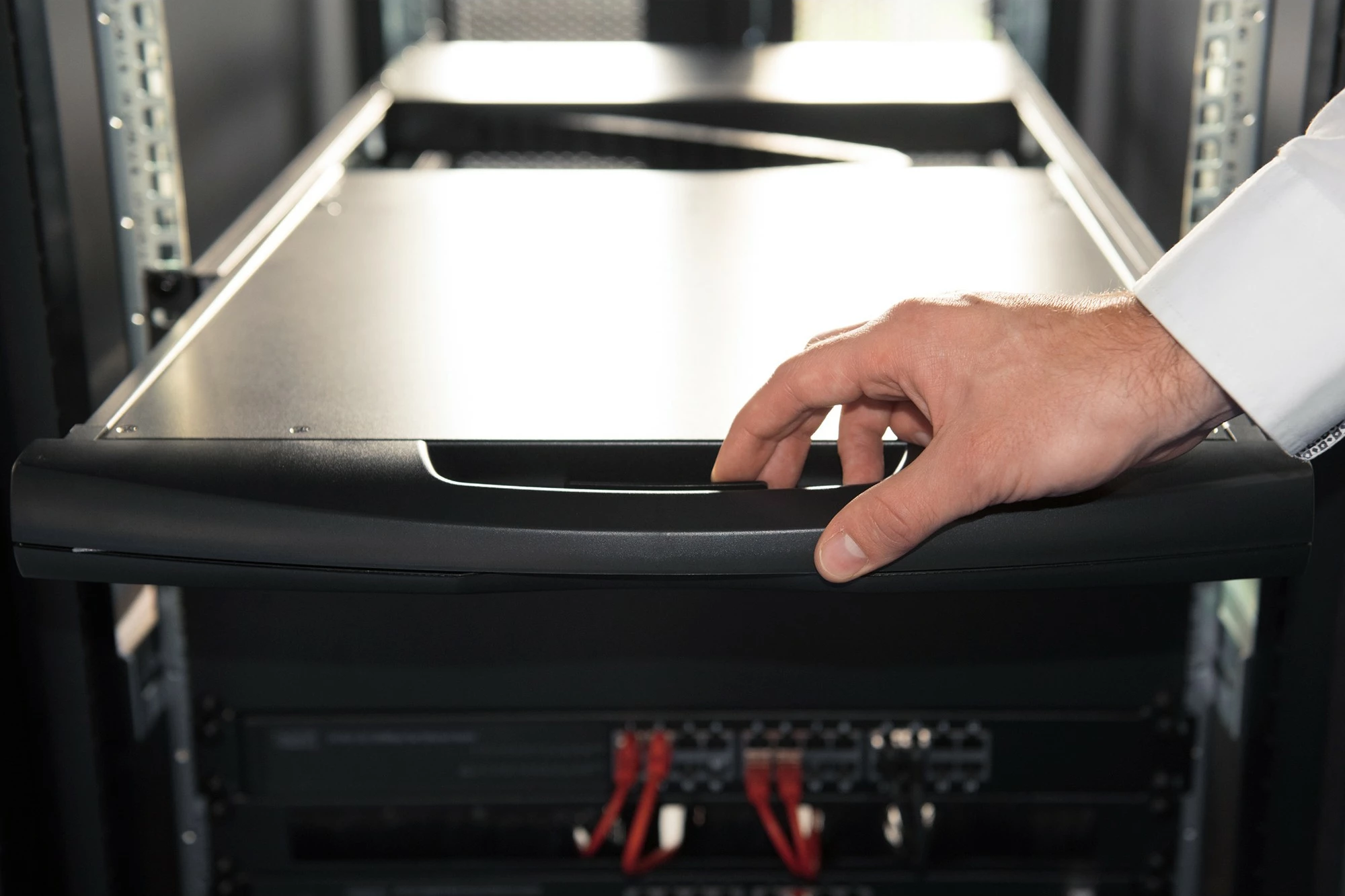 Konsolë KVM Digitus 19", 8 porta, tastierë gjermane, TFT, 1366x768, e zezë