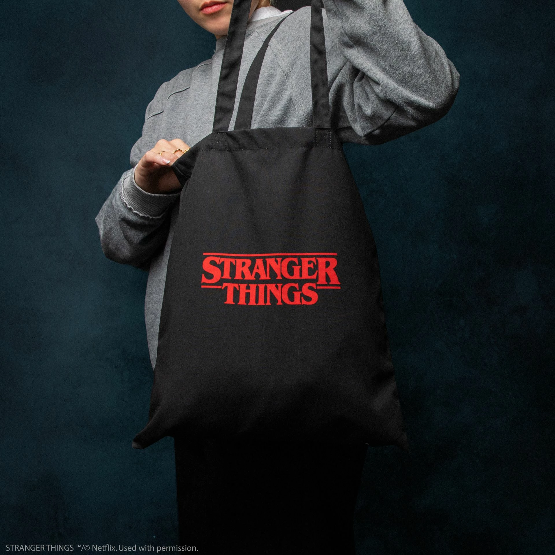 Çantë tote Cinereplicas Stranger Things, 42×38 cm, 100% poliester, e zezë