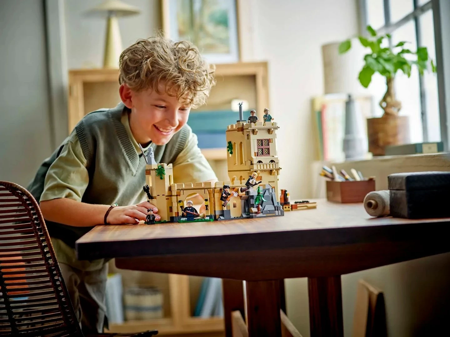 Set LEGO Harry Potter 76447 Hogwarts Castle: Flying Lessons, 651 pjesë, 6 minifigura