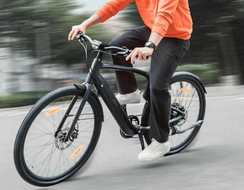 Biçikletë elektrike urbane Urtopia Carbon 1 Pro, L (180–195 cm), kornizë karbon, motor 250W, deri 130 km, e zezë