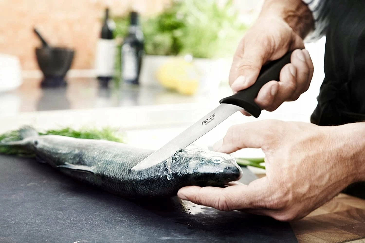 Thikë filetuese Fiskars Essential 1065567, teh 18 cm, çelik inox, dorezë polipropileni, e zezë
