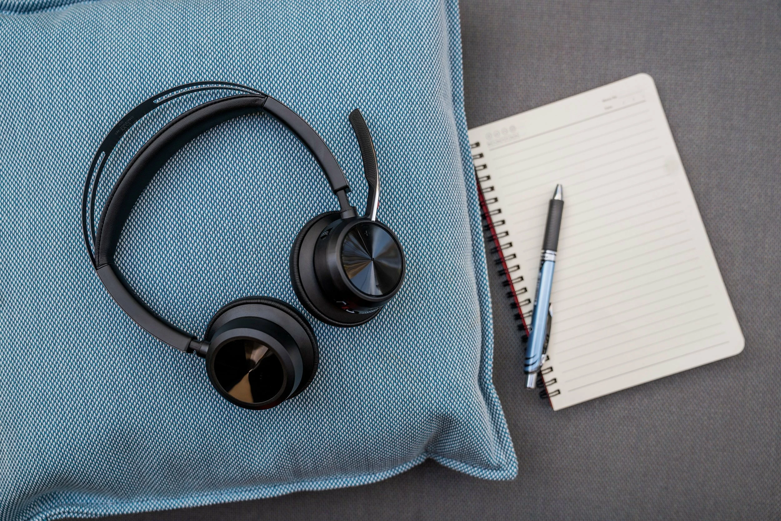 Kufje Poly Voyager Focus 2 9T9J5AA, Bluetooth 5.1, ANC, me stacion karikimi, të zeza
