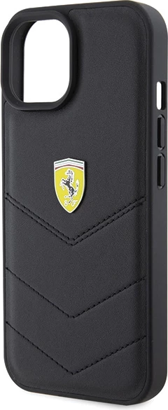 Mbështjellës Ferrari Quilted Metal Logo për iPhone 15, eko-lëkurë, i zi