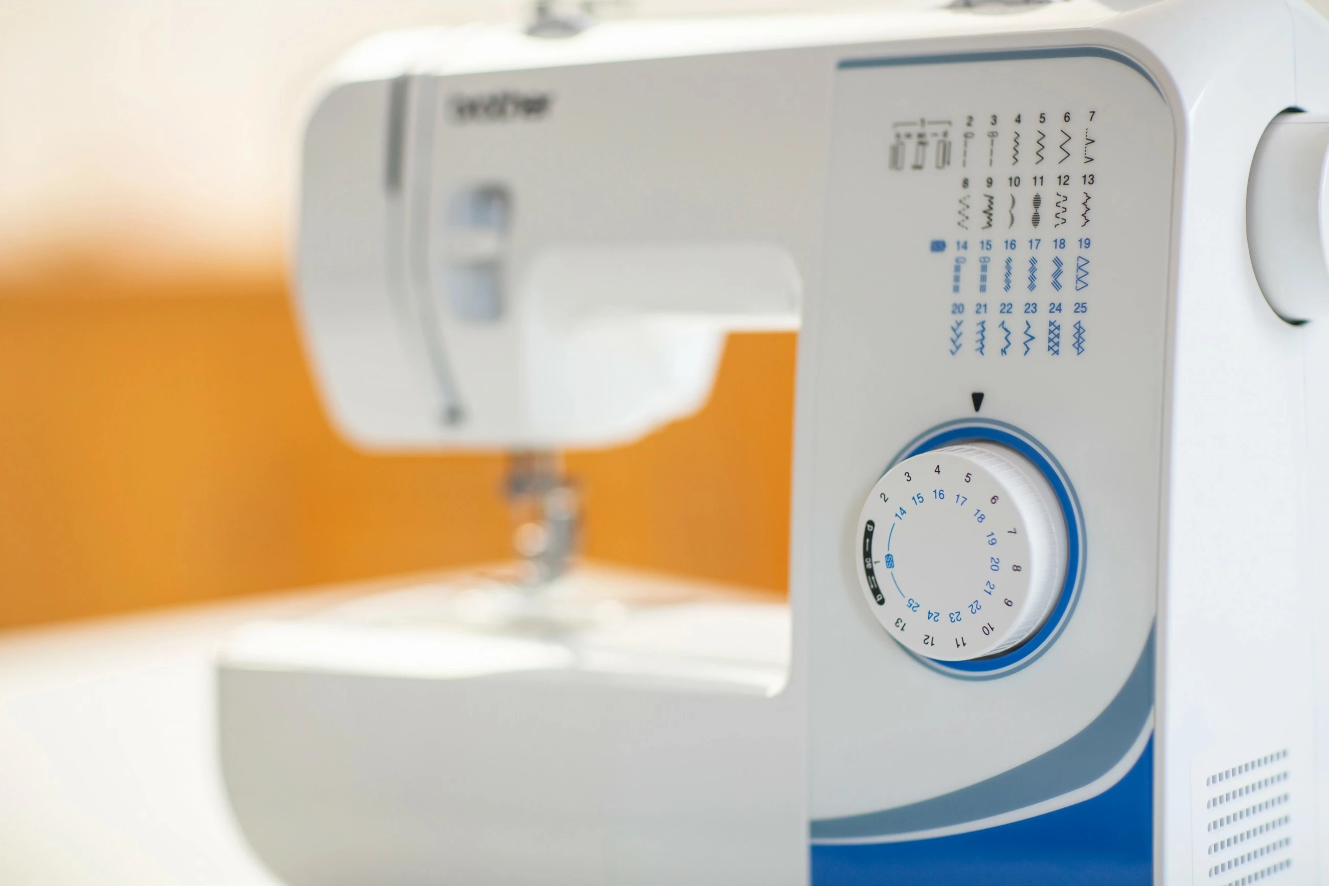 Makine qepëse Brother RL425 mekanike, e bardhë/blu