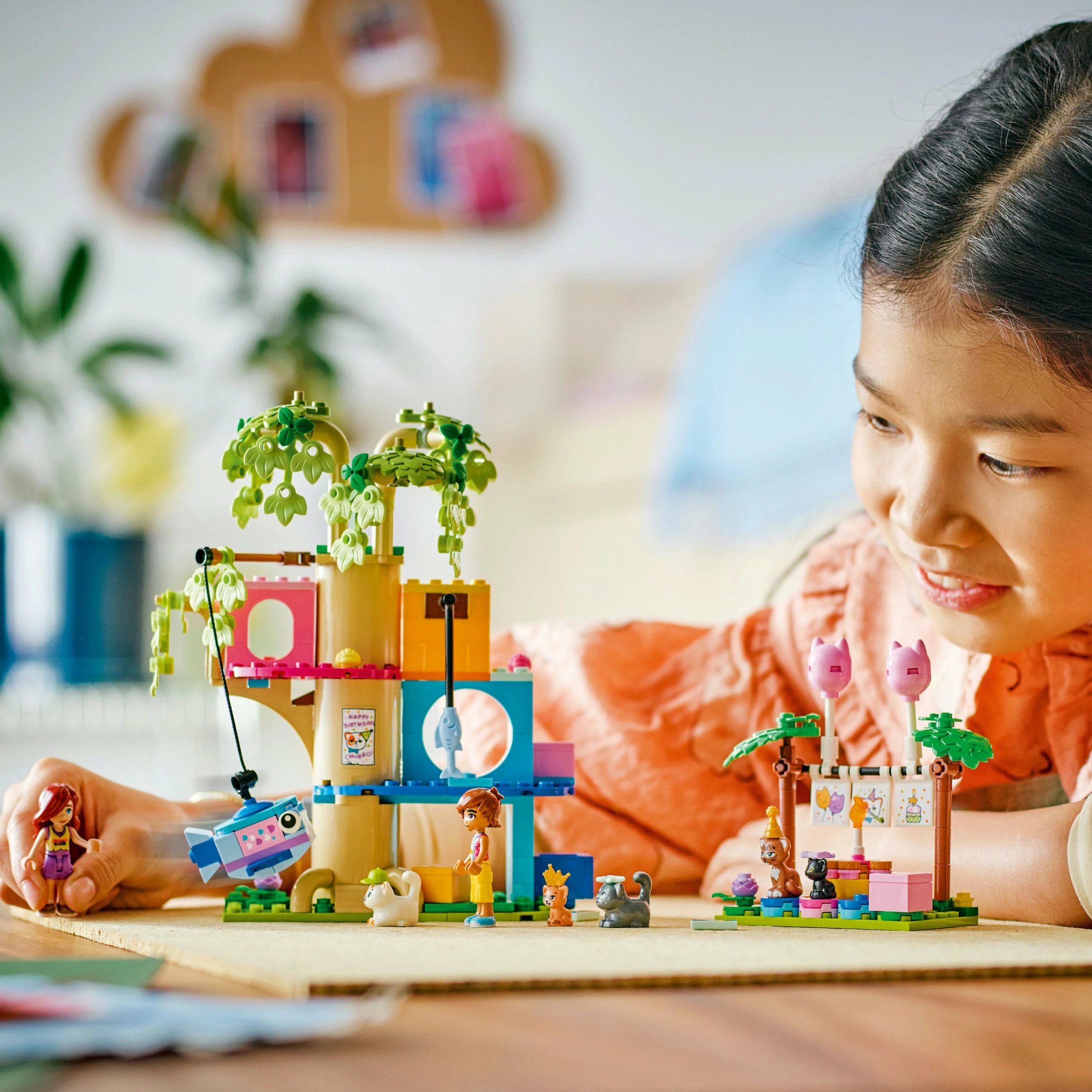 Set ndërtimi LEGO Friends 42666 Cat Birthday Party and Tree House, 321 copë