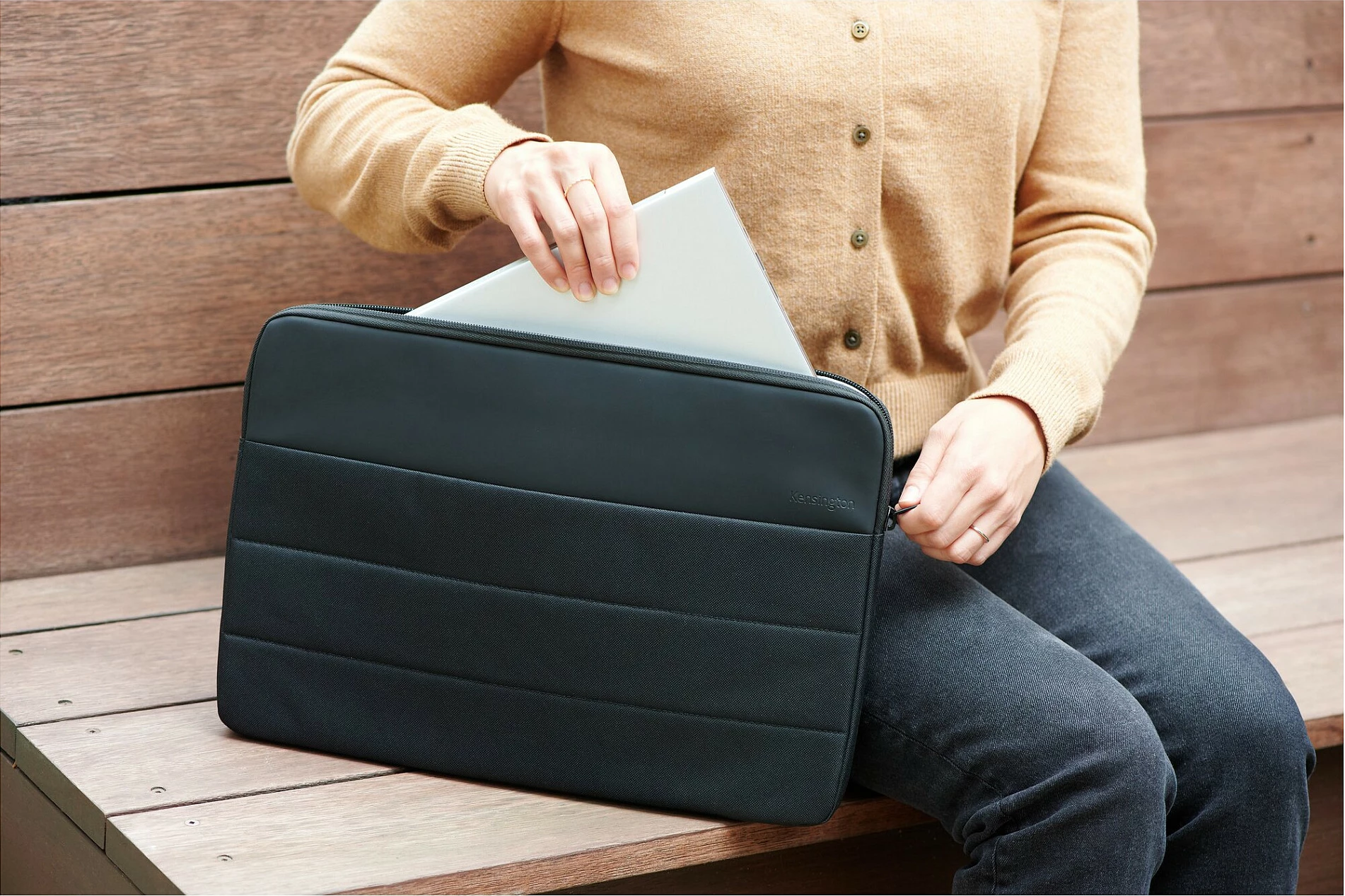 Mbështjellës laptopi Kensington EQ, 14”, i zi