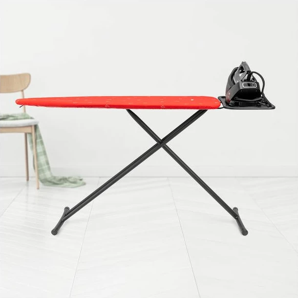 Dërrasë hekurosjeje UFESA Deep 124 × 38 cm, lartësi e rregullueshme 77–94 cm, me mbajtëse hekuri 29 × 40 cm, e kuqe