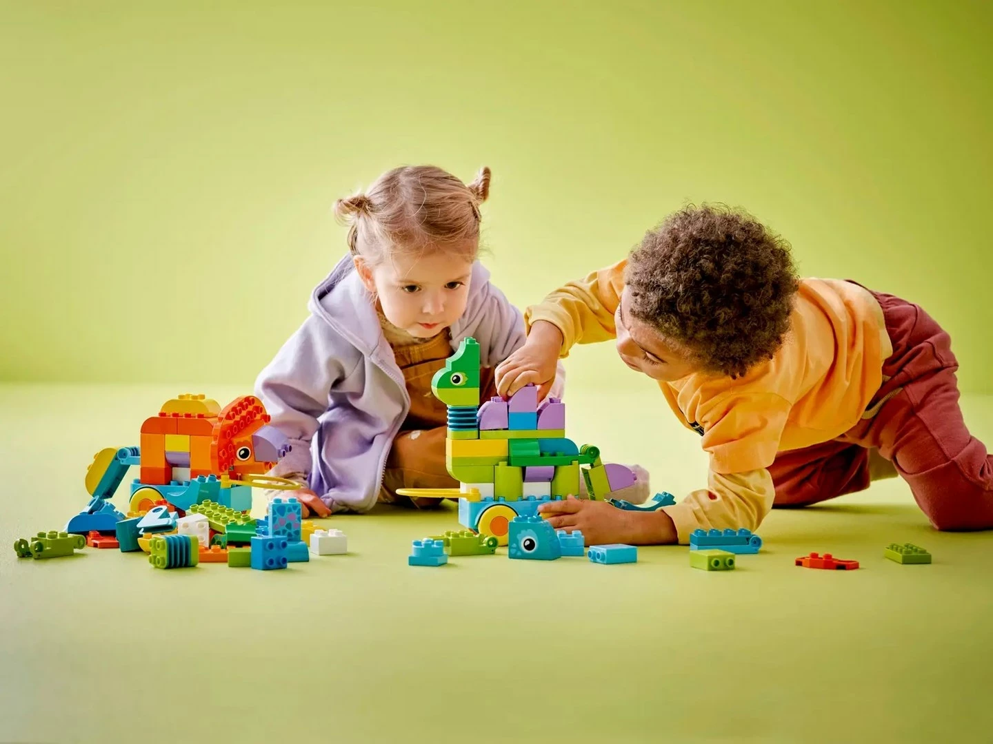Set lodrash LEGO DUPLO 3-në-1 Dinosaurs on Wheels, 108 pjesë, për fëmijë 3+ vjeç