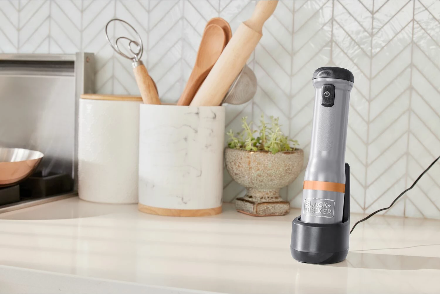 Blender dore pa kabllo Black&Decker BCKM1016KSG 7.2V 2Ah Li-Ion, 5 shpejtësi, 6 shtojca, set me gotë 700 ml, gri